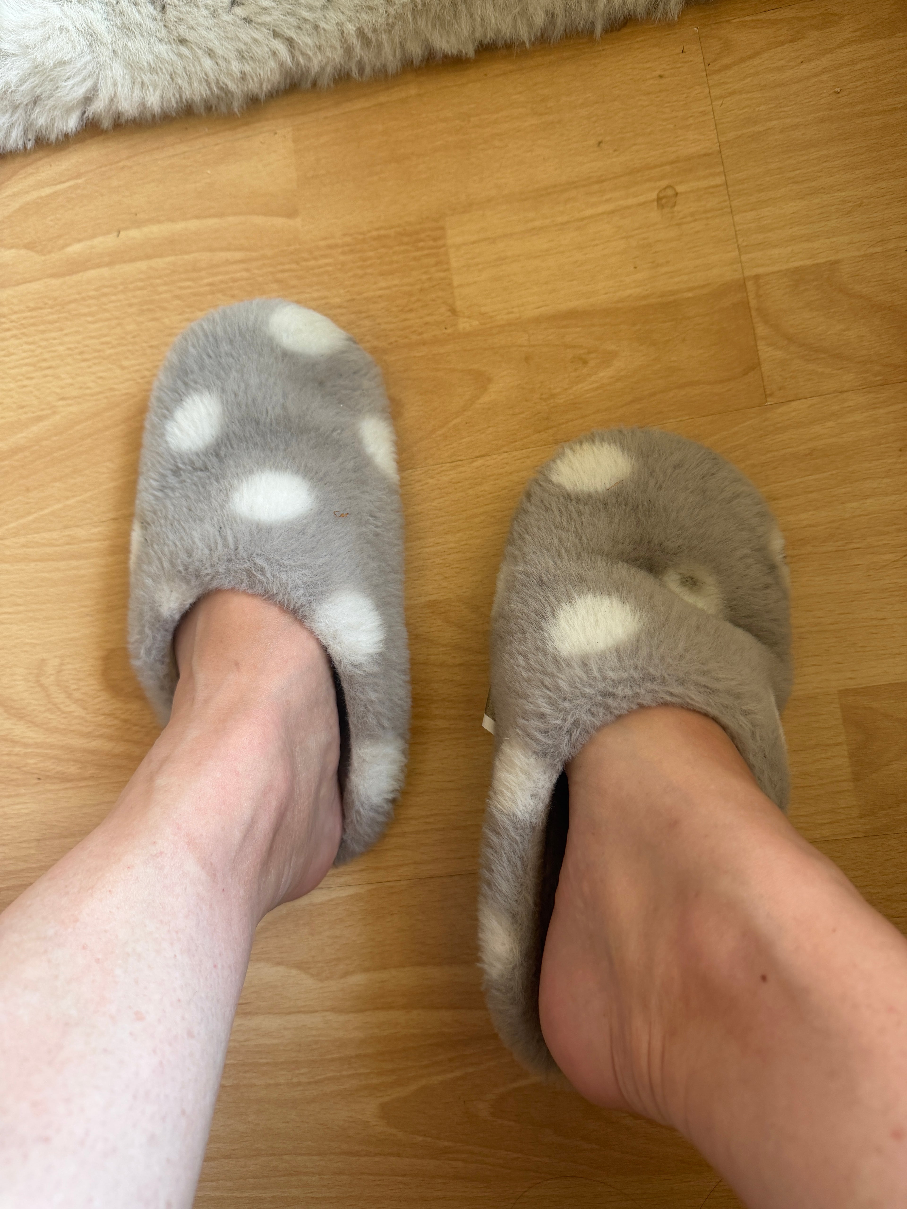 Fluffy closed polka dot toe slippers