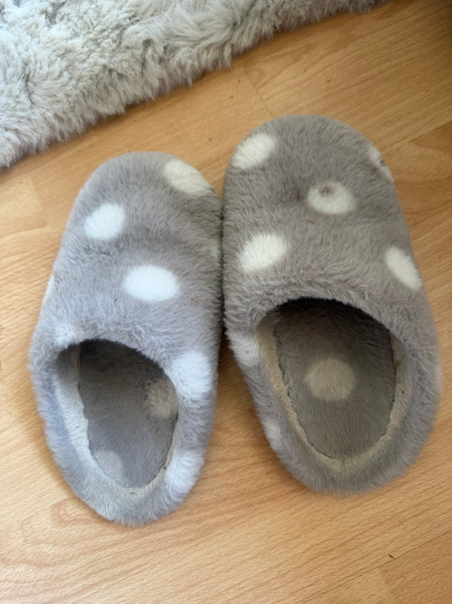Fluffy closed polka dot toe slippers