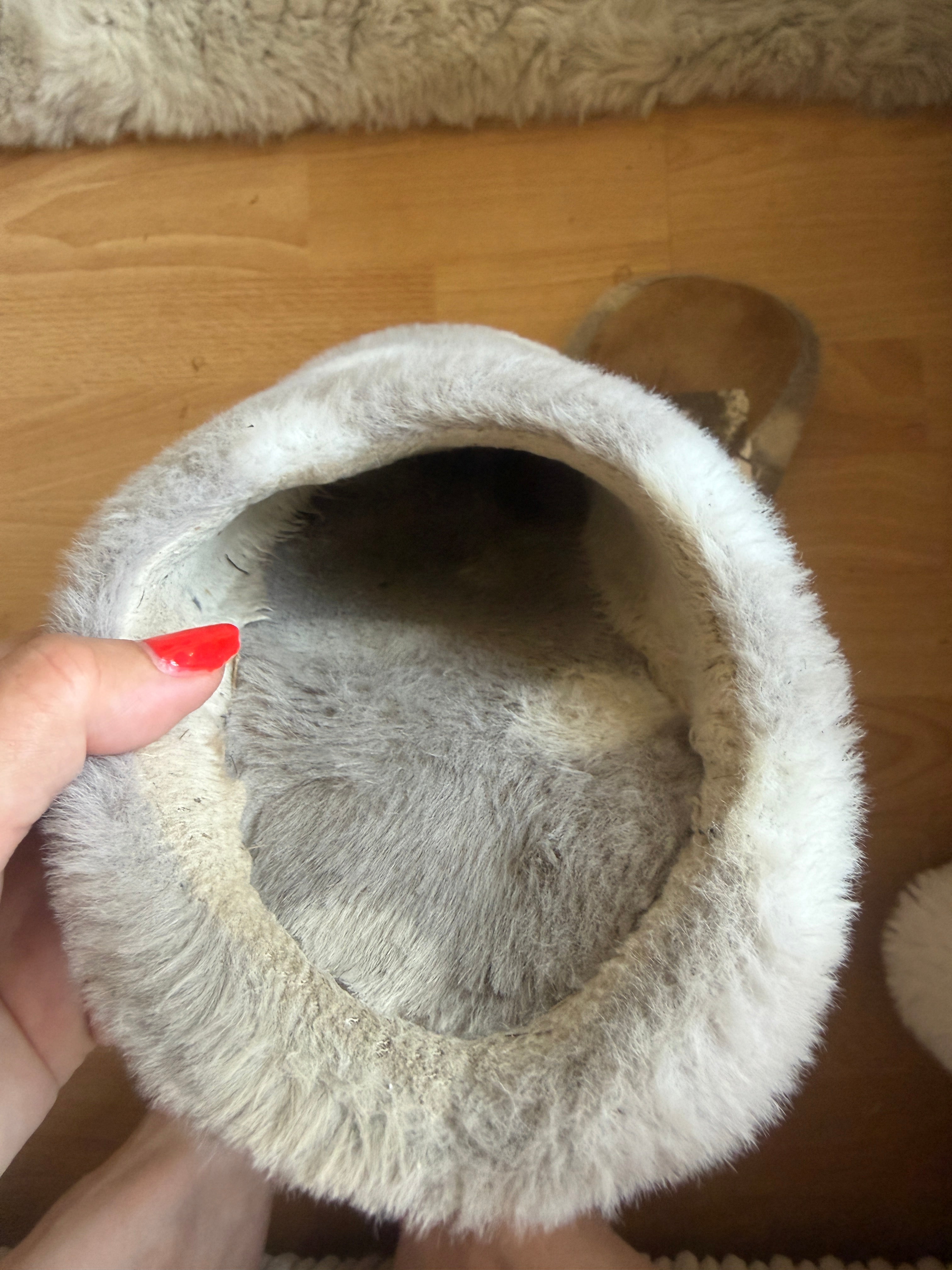 Fluffy closed polka dot toe slippers
